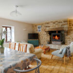 salon chaleureux avec cheminée dans le gîte Ty Léon-Rose pour visiter quiberon