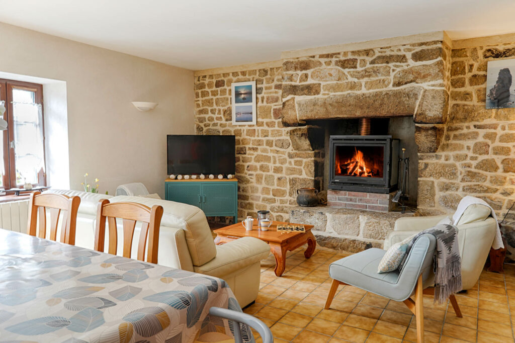 salon chaleureux avec cheminée dans le gîte Ty Léon-Rose à Erdeven